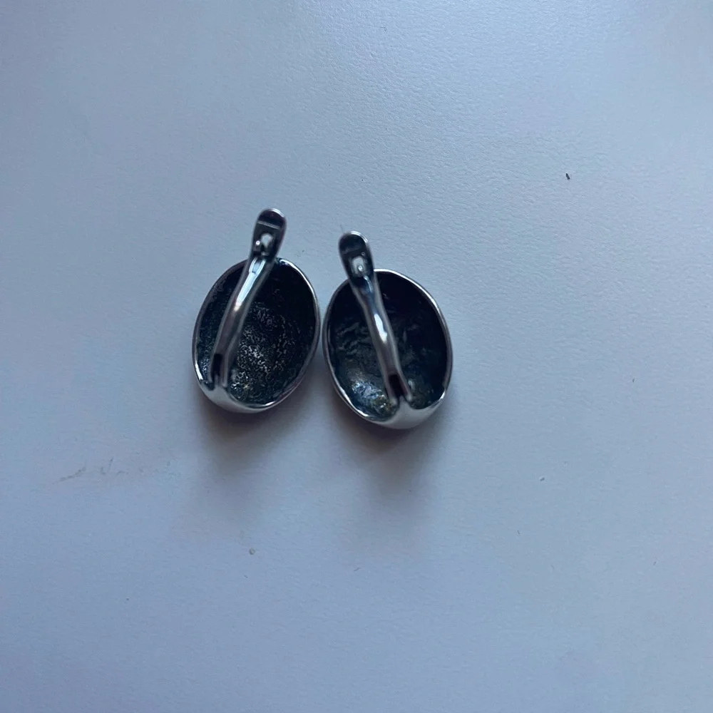 Elegant Silver Swirl Earrings🩶🤍 - Picture 4 of 5